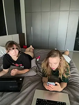 Nura_n_Sarah webcam show