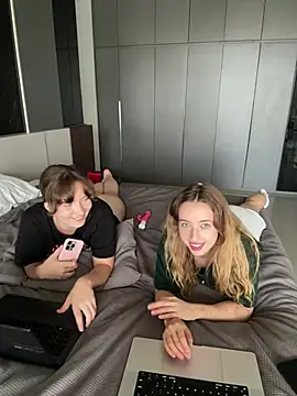 Nura_n_Sarah webcam show
