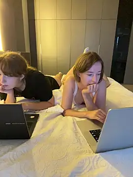 Nura_n_Sarahn Webbikameraesitys