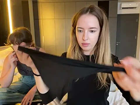 Nura_n_Sarah Show in webcam