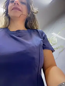 צ'אט XXX בשידור חי של alicee16
