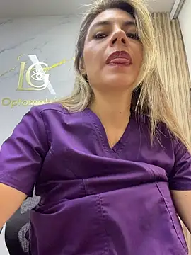 alicee16 Show in webcam
