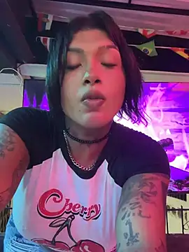 IsabellBigtitsxx: διαδικτυακό σόου στην κάμερα