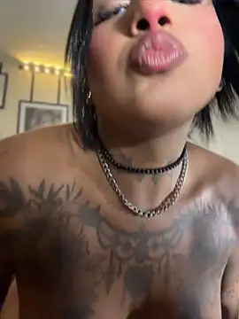 IsabellBigtitsxx Show in webcam