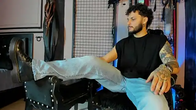 Twisted_Fantasy: διαδικτυακό σόου στην κάμερα