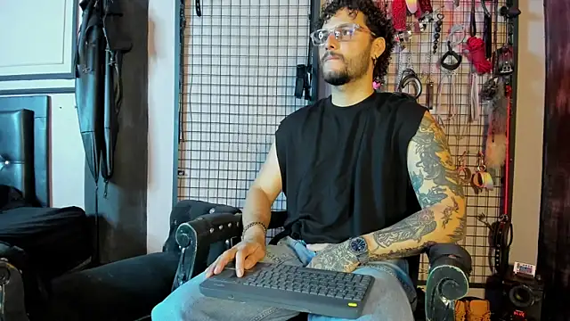 Twisted_Fantasy Show in webcam