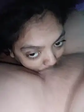 2Juicy_pussy: διαδικτυακό σόου στην κάμερα