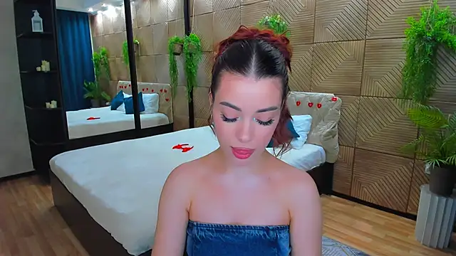 Show modela PutOnRepeat na web-kameri