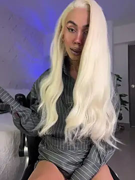 miss_tatiana_: διαδικτυακό σόου στην κάμερα