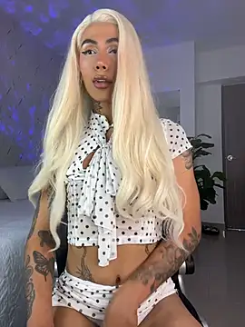 miss_tatiana_: διαδικτυακό σόου στην κάμερα