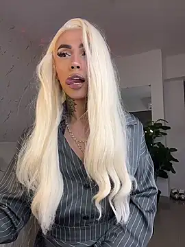 miss_tatiana_: διαδικτυακό σόου στην κάμερα