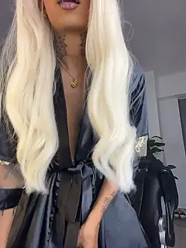 miss_tatiana_: διαδικτυακό σόου στην κάμερα