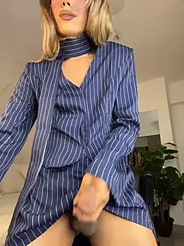 miss_tatiana_: διαδικτυακό σόου στην κάμερα