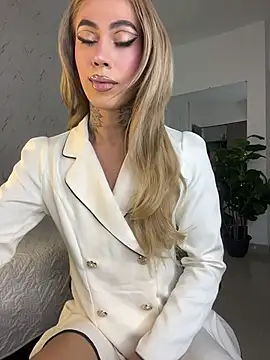 miss_tatiana_: διαδικτυακό σόου στην κάμερα