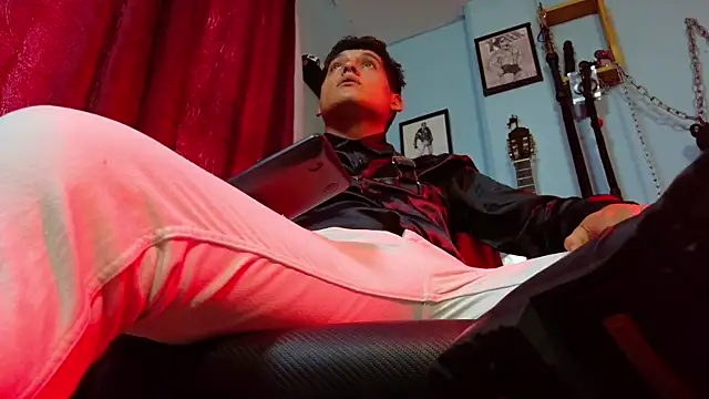 dom2travelersss webcam show