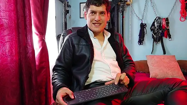dom2travelersss Show in webcam