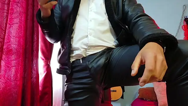 dom2travelersss webcam show