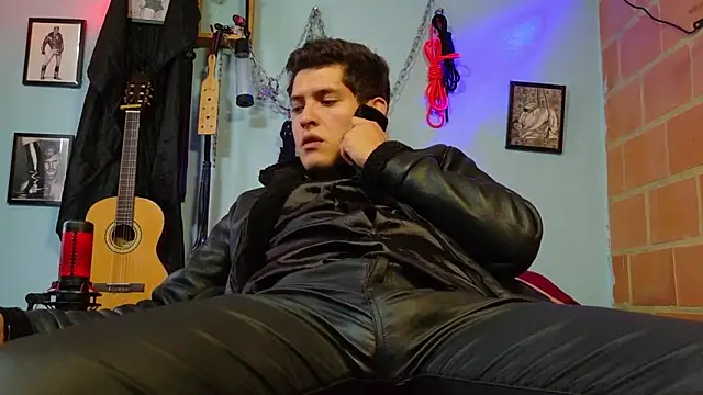 dom2travelersss webcam show