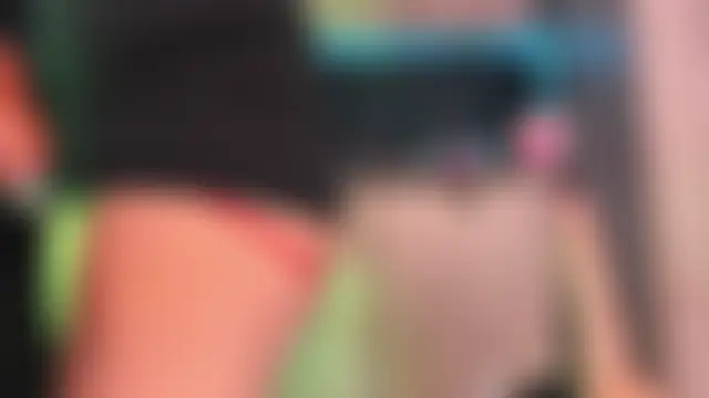 LaureenHills' Live Chat Room