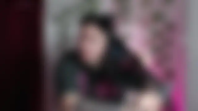 Nika_1_: διαδικτυακό σόου στην κάμερα