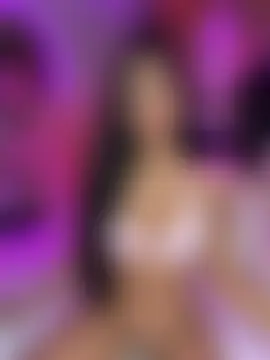 Rossie_Blooms Adlı Modelin Canlı Sohbet Odası