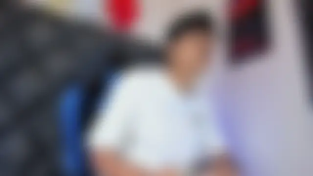 LiamKron: διαδικτυακό σόου στην κάμερα
