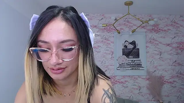 emily_rousse_t's Webcam Show