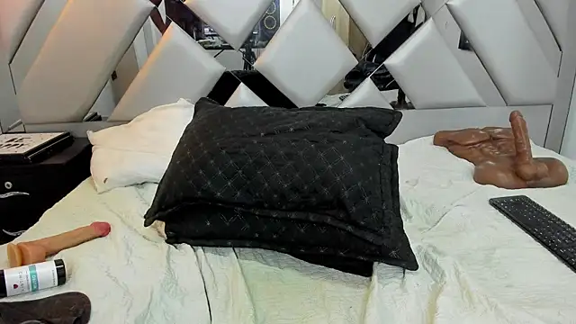Nahomi-Hill's Live Sex Cam Show