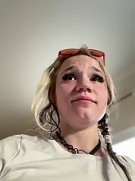 Cutiepiespanks' Live Sex Cam Show