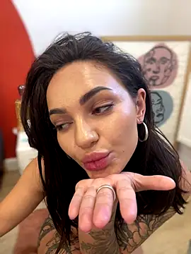 SaraLow's Webcam Show