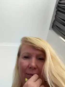 EmmaInLove23's Webcam Show