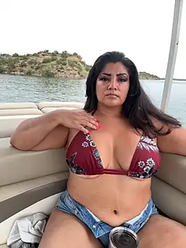 thickbustymami's Live Sex Cam Show
