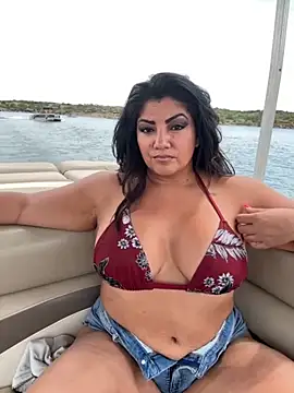 thickbustymami's Live Sex Cam Show