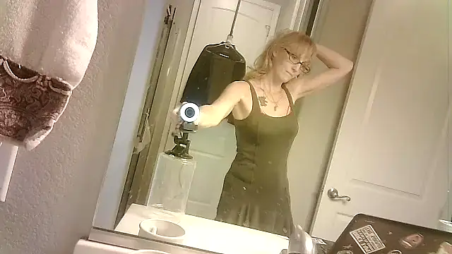 4EyedSluttyGinger's Live Sex Cam Show