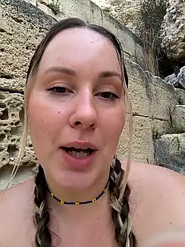 Mona_Plus' Webcam Show