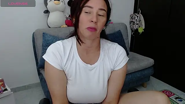 sara_hott_1's Webcam Show