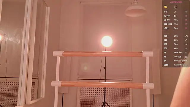 EmiliaDreams' Live Sex Cam Show