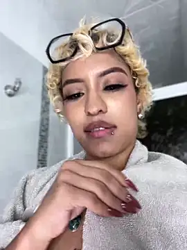 MystiqueXXX's Webcam Show