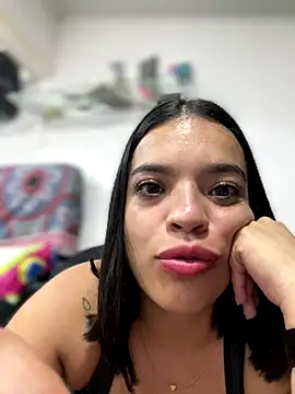 JuanitaMore01's Webcam Show