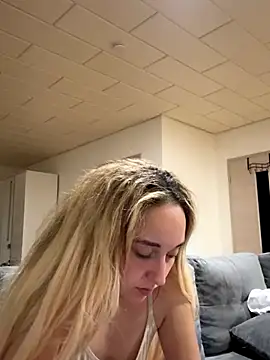 BlondBellaxxx's Webcam Show