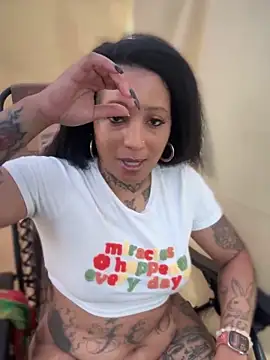 CrownedNyaries' Webcam Show
