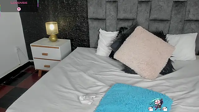 Emilyy_Colliins' Webcam Show