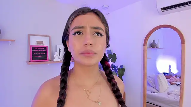 emily_bank's Webcam Show