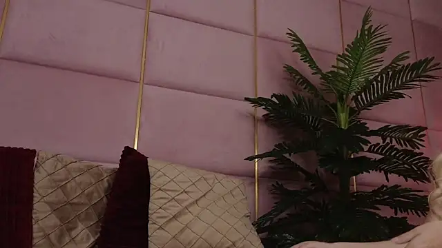 Elliblue's Webcam Show
