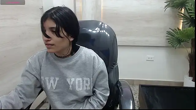 Hussy_Maid's Webcam Show