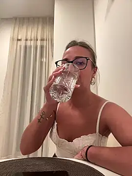 Celine_charme's Live Chat Room