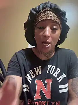 CrownedNyaries' Webcam Show