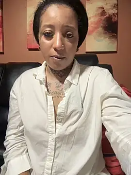 CrownedNyaries' Webcam Show