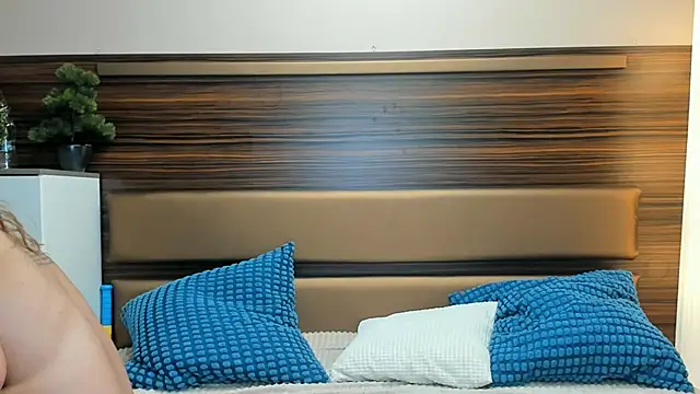 LucyMilf77's Live Sex Cam Show