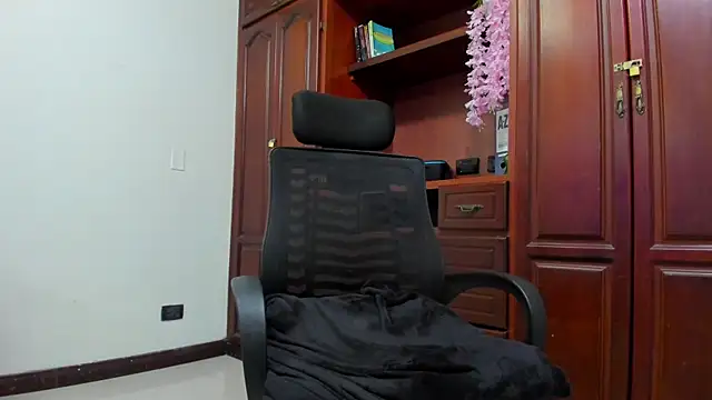 ValkiriaContee's Live Sex Cam Show